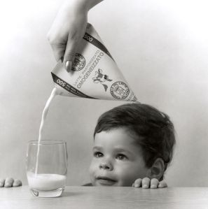 Tetra_Pak_boy_with_Tetra_Classic,_Italy